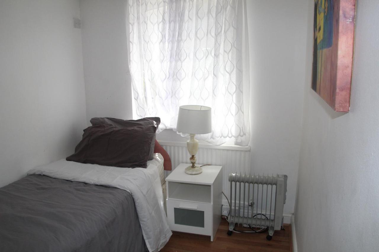 Grey Double Bedroom London Ngoại thất bức ảnh